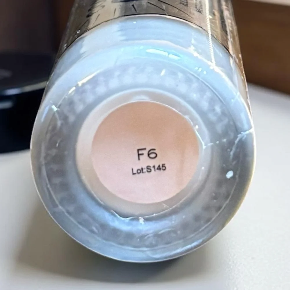 💎 REVOLUTION Conceal & Glow Foundation in Shade F6 New Full-Size